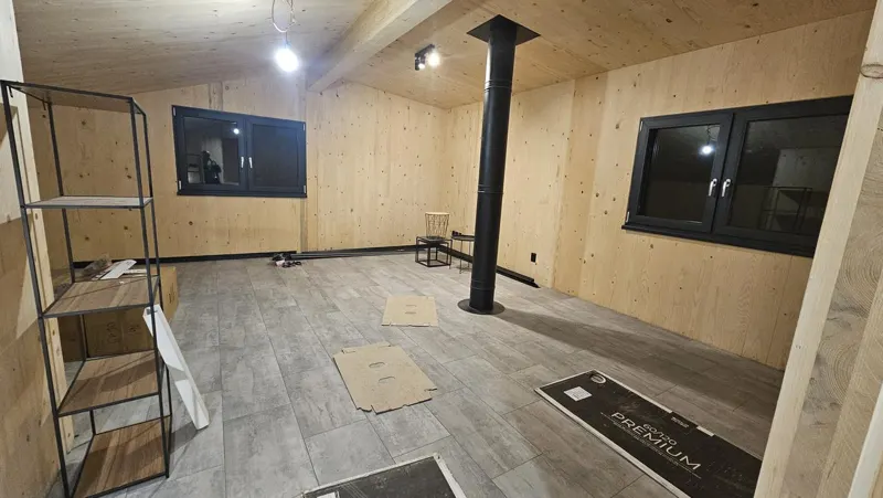 Interiér: miestnosť s CLT stenami a stropom, okná