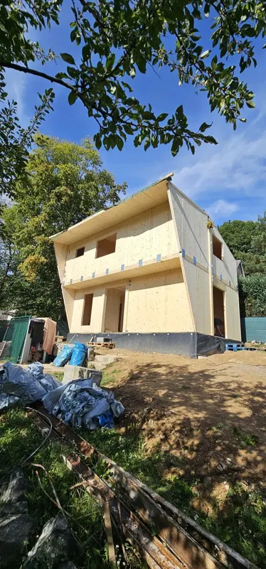 CLT konštrukcia domu po montáži, pohľad z dvora