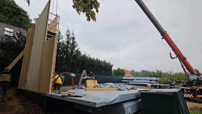 Montáž CLT panelov s pomocou žeriava