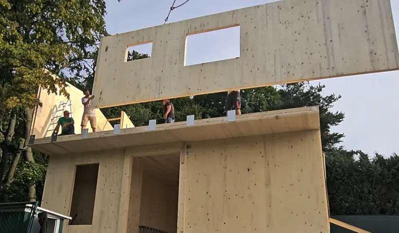 CLT panel s otvormi zdvíhaný nad stavbou