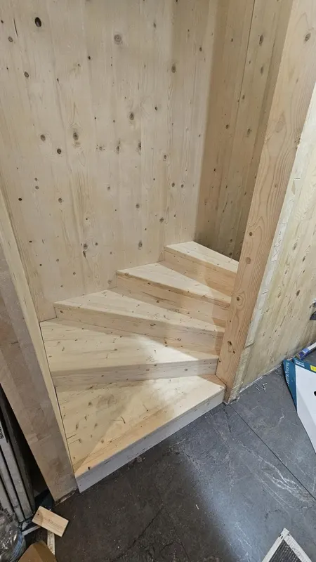 Schodisko medzi CLT stenami