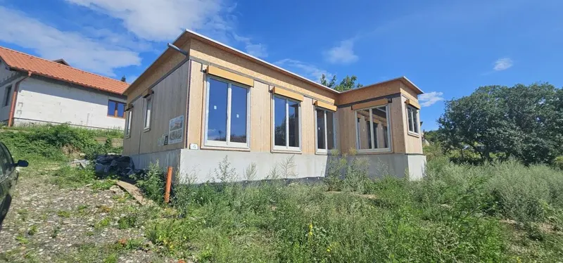 Hrubá stavba rodinného domu vo Vyšnom Klátove na svahu
