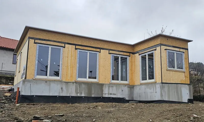 Exteriér: CLT steny domu s osadenými oknami