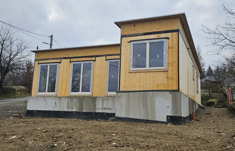 Exteriér: dom z CLT panelov v tvare L