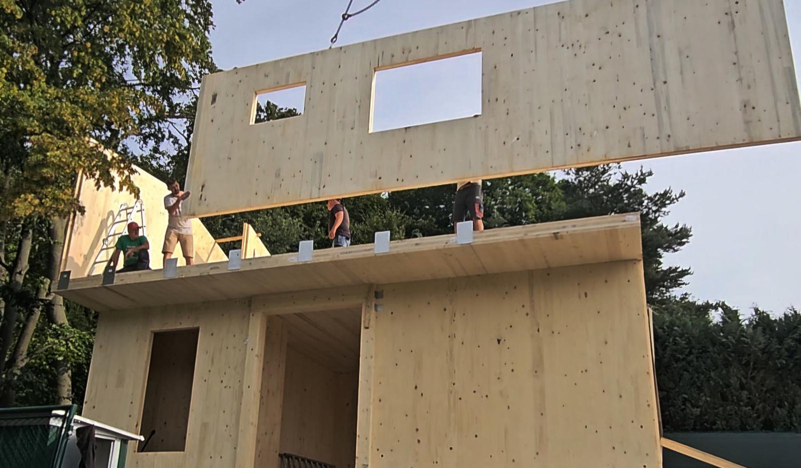 CLT stenový panel zdvíhaný žeriavom na montáži rodinného domu