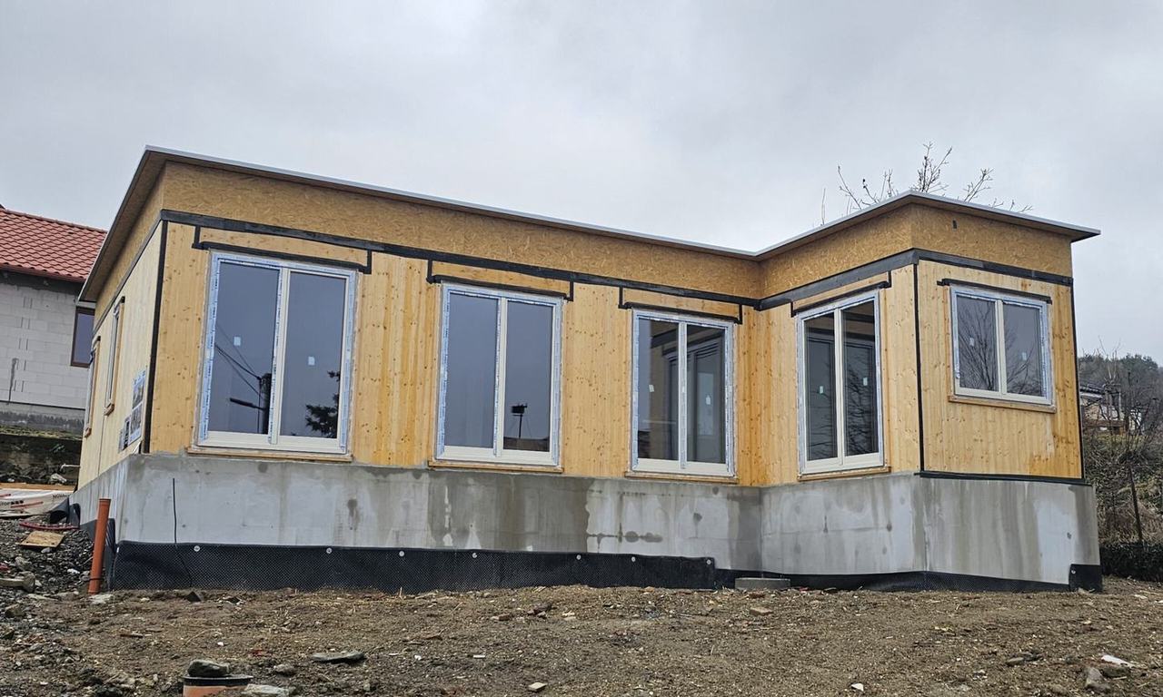 Drevená konštrukcia rodinného domu vo Vyšnom Klátove po montáži